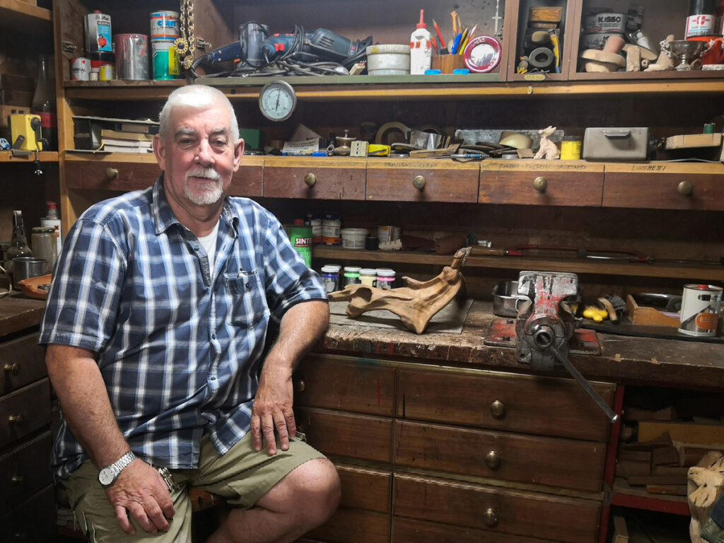 Denis Boletig, scolpisce il legno da ben 40 anni